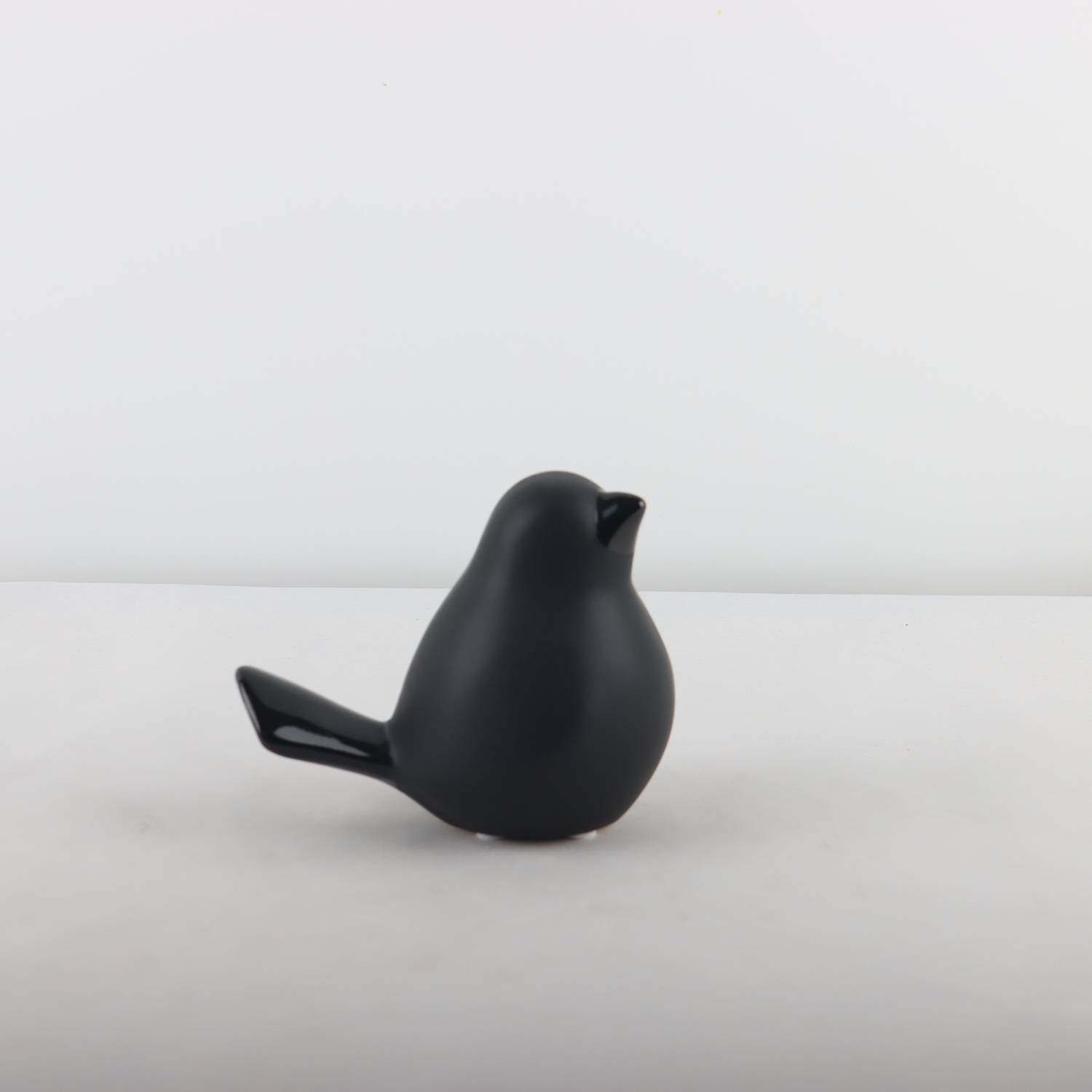Oiseau noir en céramique H.10,5 cm - ECLOZ - Image 1