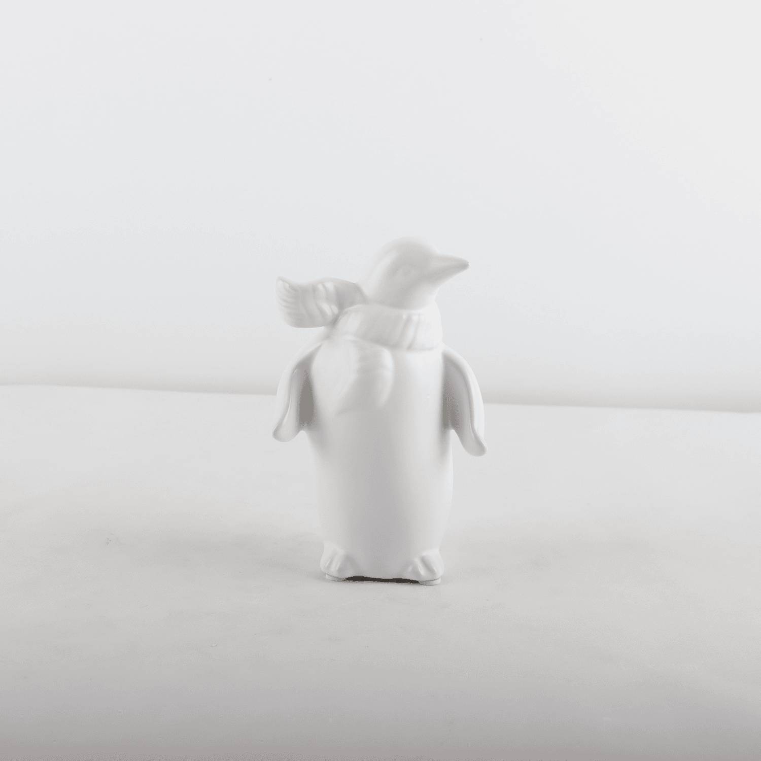 Décoration à poser pingouin avec écharpe en céramique blanc - ECLOZ - Image 1