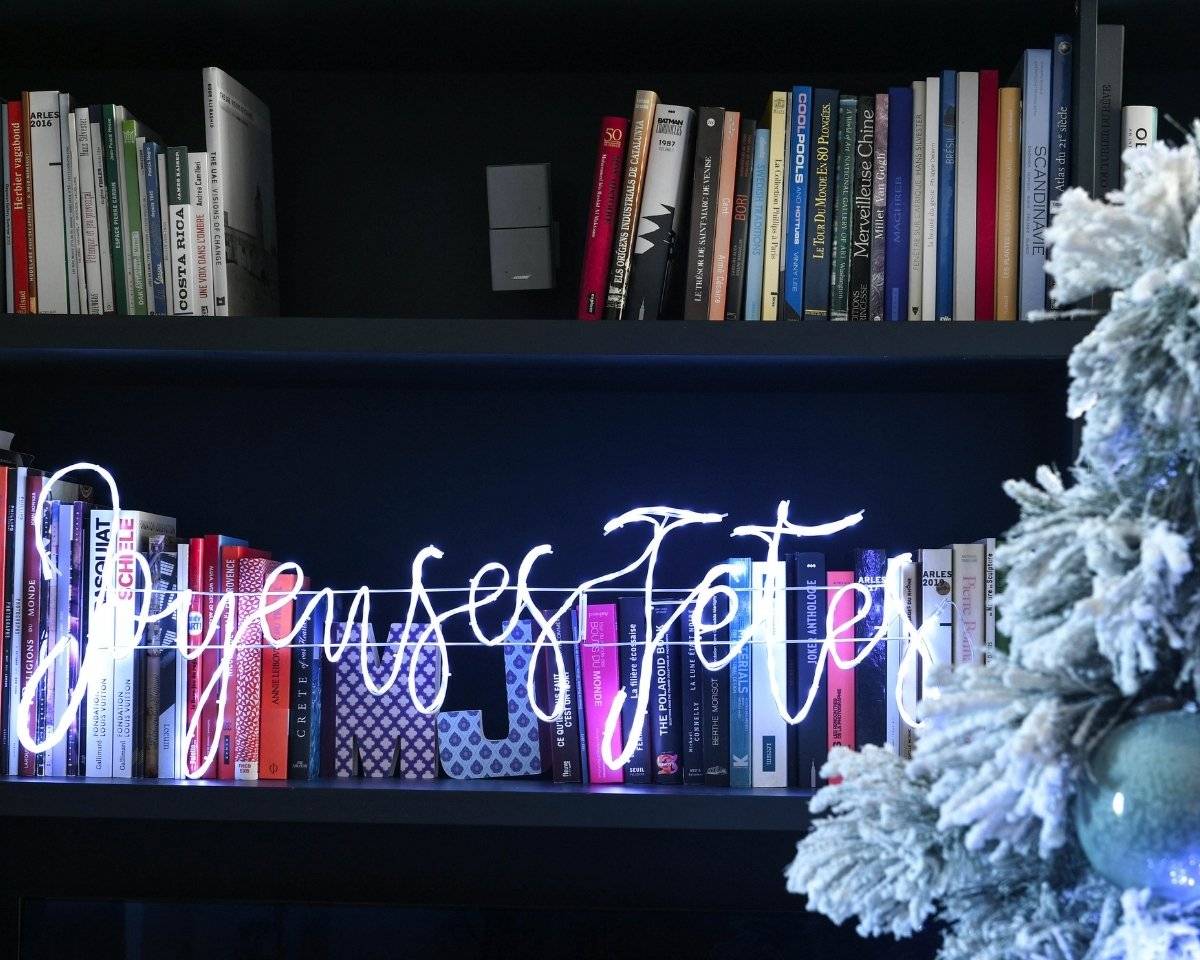 Joyeuses Fêtes LED 107×36cm – 242 Micro LED Blanc – Animée 8 modes – Int/Ext – Câble argent